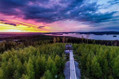 Äänemäen näköalatorni ilmasta kuvattuna, kesäiltana auringonlaskun aikaan,