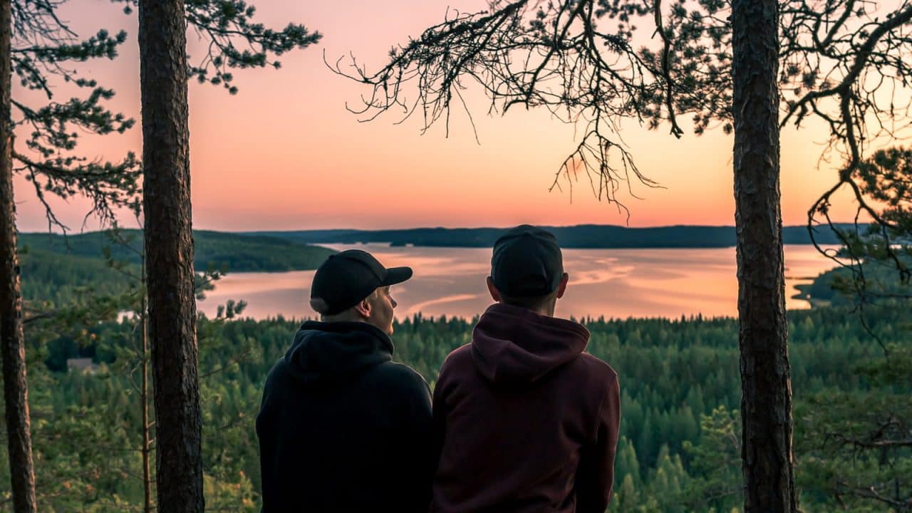 Kaksi henkilöä istuu Mäyrävuoren huipulla Jyväskylässä.
